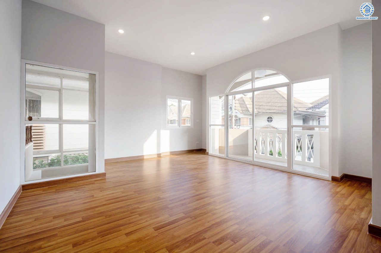 บ้านมือสองตกแต่งใหม่ โครงการ รัชชา2 บางใหญ่ เนื้อที่ 60 ตร.ว. ฟังก์ชัน 3 ห้องนอน 3 ห้องน้ำ 1 ห้องอเนกประสงค์ จอดรถได้ 2 คัน บนทำเลใกล้ถนนใหญ่เพียง 100 เมตร เชื่อมต่อถ.กาญจนาภิเษก ใกล้เซ็นทรัลเวสต์เกต ทางด่วน "ศรีรัช" และรถไฟฟ้าสายสีม่วง "สถานีสามแยกบางใหญ่"